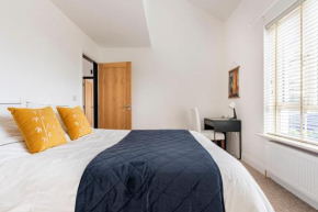King bedroom en-suit bathroom, easy to city centre